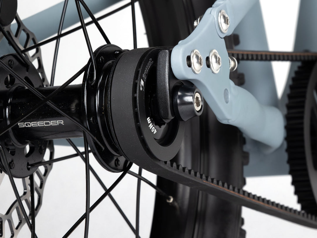 Nahaufnahme eines Riemenantriebs an einem Sqeeder V3 Kinderfahrrad